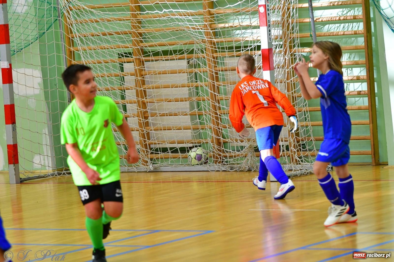 Zdjęcie w galerii na portalu naszraciborz.pl: Piłkarska rywalizacja rocznika 2016. Kolejny turniej fundacji Junior Trening [FOTO] wiadomości z regionu