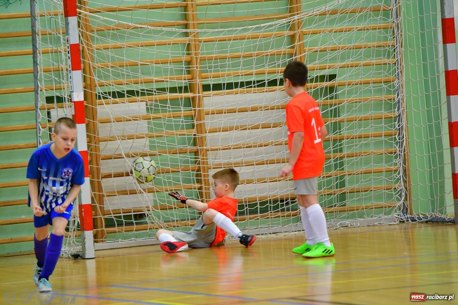 Zdjęcie w galerii na portalu naszraciborz.pl: Piłkarska rywalizacja rocznika 2016. Kolejny turniej fundacji Junior Trening [FOTO] wiadomości z regionu