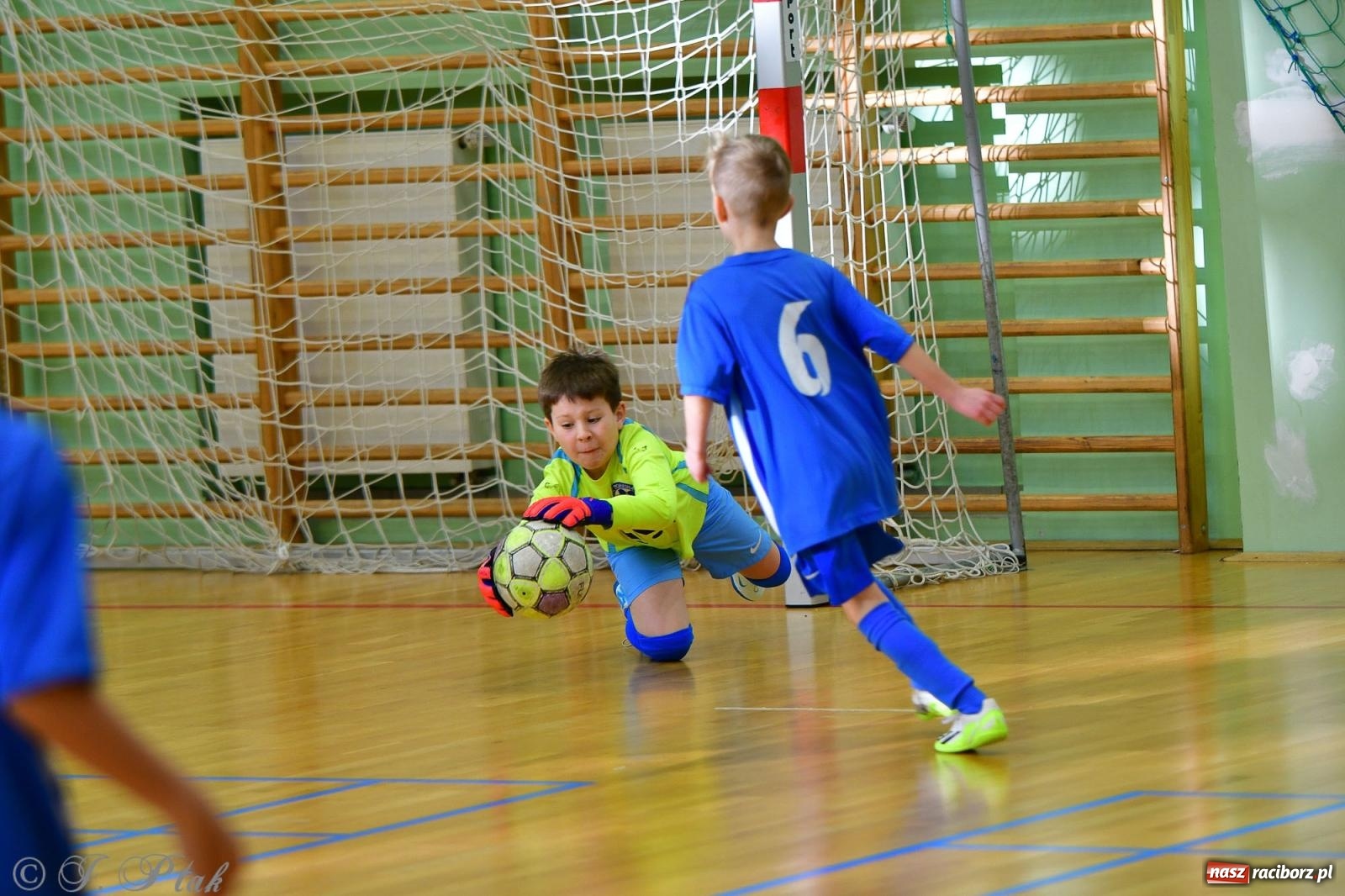 Zdjęcie w galerii na portalu naszraciborz.pl: Piłkarska rywalizacja rocznika 2016. Kolejny turniej fundacji Junior Trening [FOTO] wiadomości z regionu