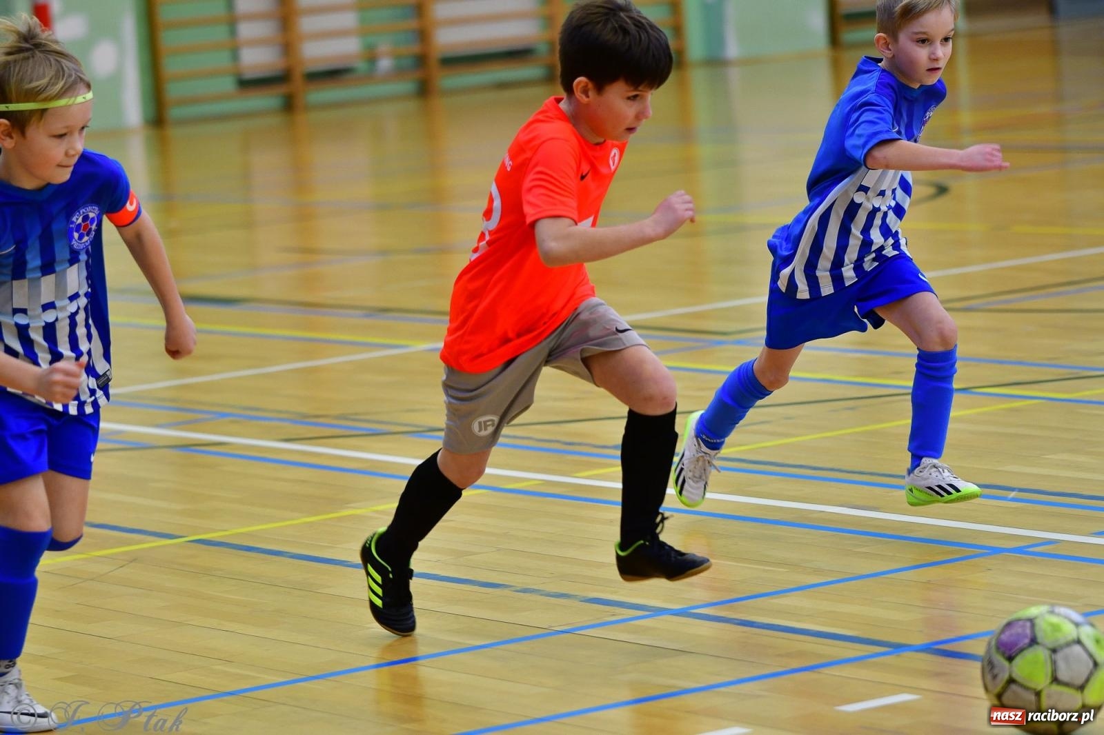 Zdjęcie w galerii na portalu naszraciborz.pl: Piłkarska rywalizacja rocznika 2016. Kolejny turniej fundacji Junior Trening [FOTO] wiadomości z regionu