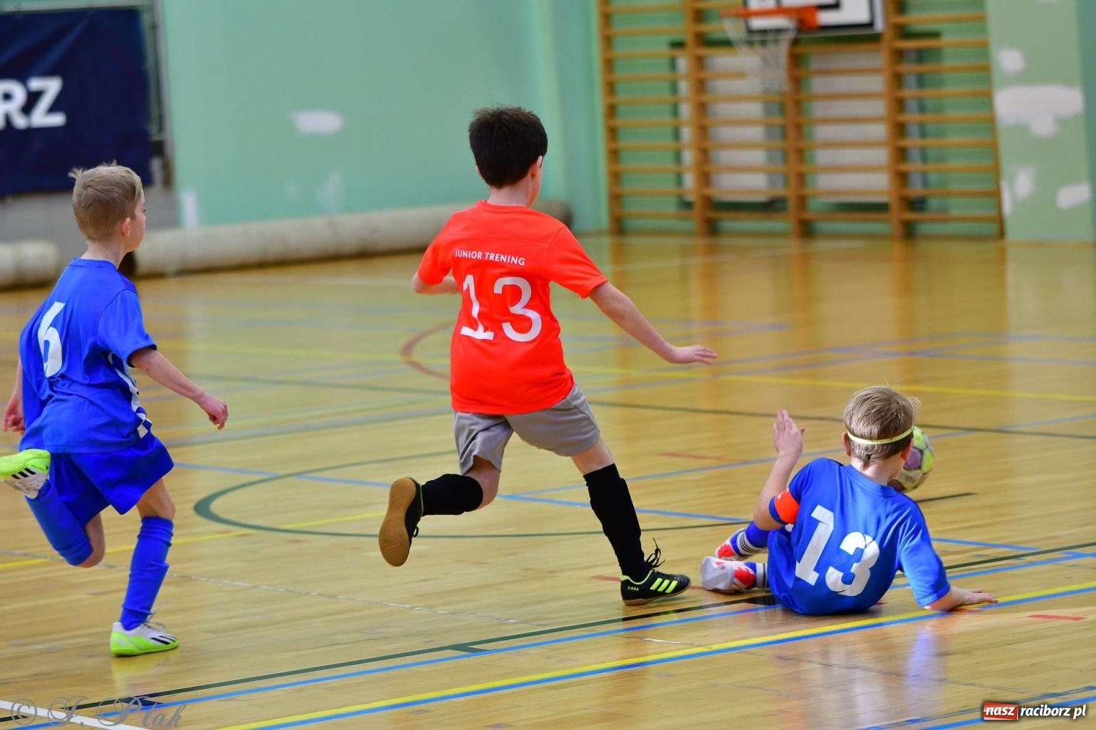 Zdjęcie w galerii na portalu naszraciborz.pl: Piłkarska rywalizacja rocznika 2016. Kolejny turniej fundacji Junior Trening [FOTO] wiadomości z regionu