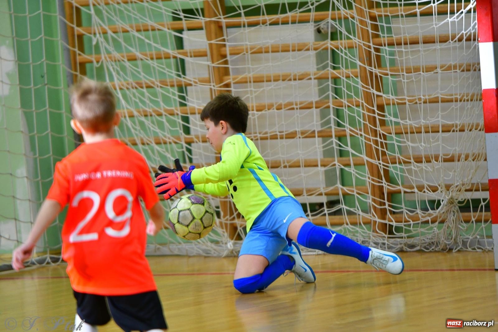 Zdjęcie w galerii na portalu naszraciborz.pl: Piłkarska rywalizacja rocznika 2016. Kolejny turniej fundacji Junior Trening [FOTO] wiadomości z regionu