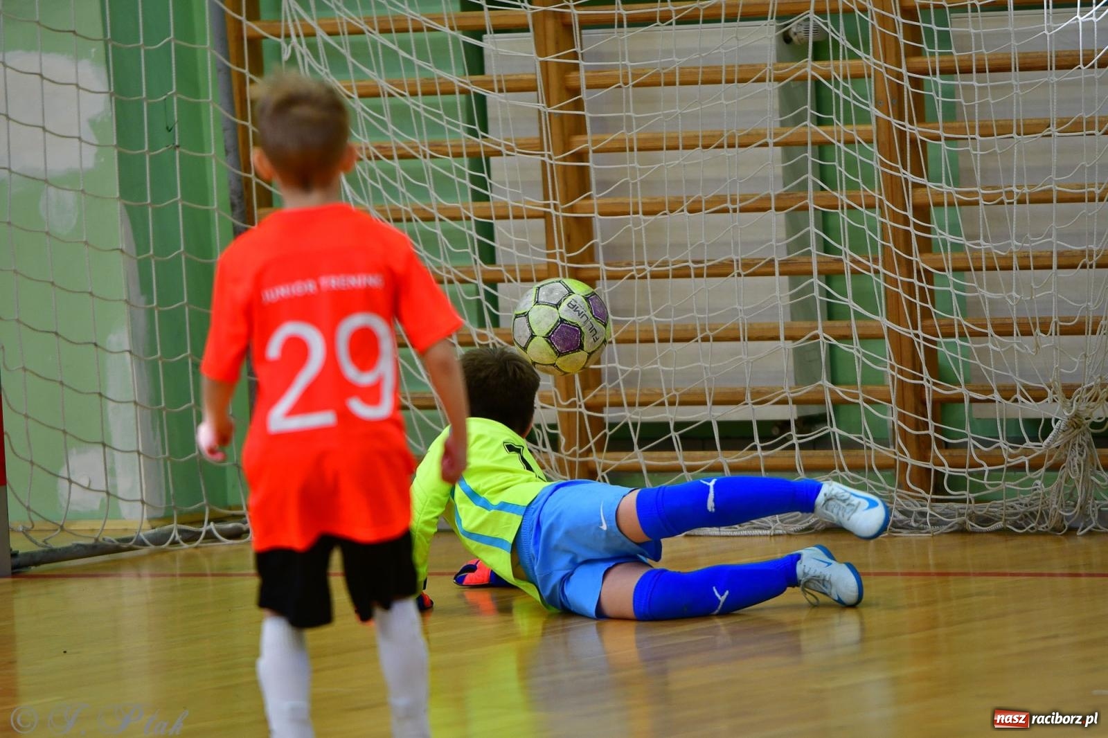 Zdjęcie w galerii na portalu naszraciborz.pl: Piłkarska rywalizacja rocznika 2016. Kolejny turniej fundacji Junior Trening [FOTO] wiadomości z regionu