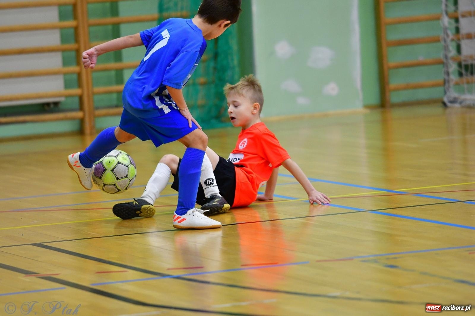 Zdjęcie w galerii na portalu naszraciborz.pl: Piłkarska rywalizacja rocznika 2016. Kolejny turniej fundacji Junior Trening [FOTO] wiadomości z regionu