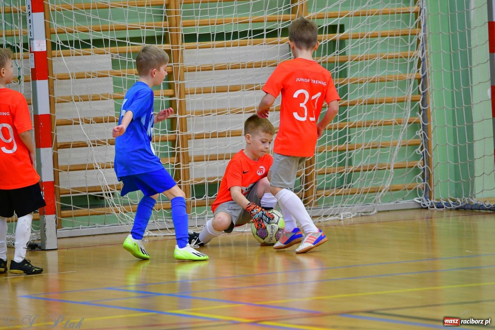Zdjęcie w galerii na portalu naszraciborz.pl: Piłkarska rywalizacja rocznika 2016. Kolejny turniej fundacji Junior Trening [FOTO] wiadomości z regionu