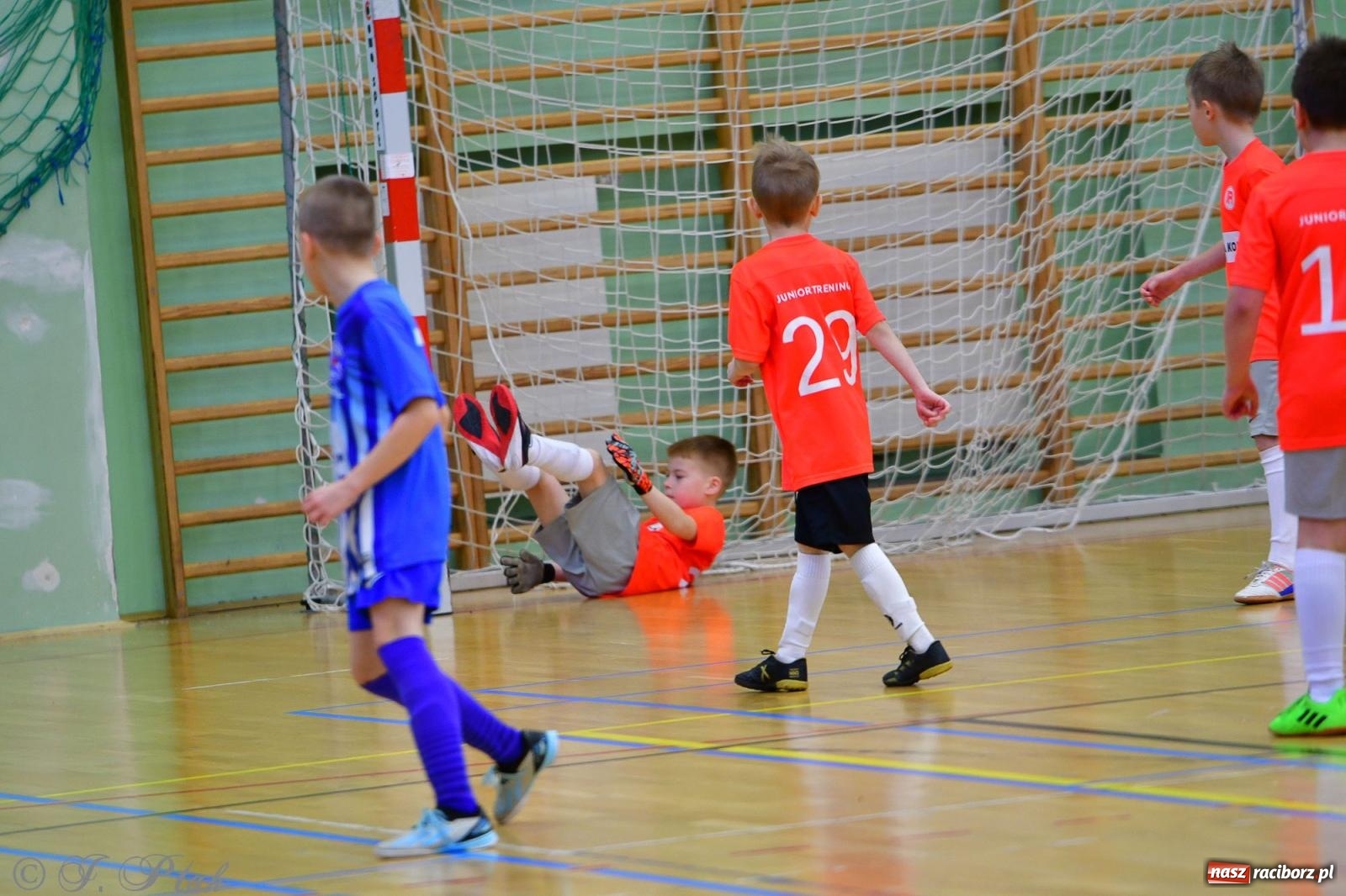 Zdjęcie w galerii na portalu naszraciborz.pl: Piłkarska rywalizacja rocznika 2016. Kolejny turniej fundacji Junior Trening [FOTO] wiadomości z regionu