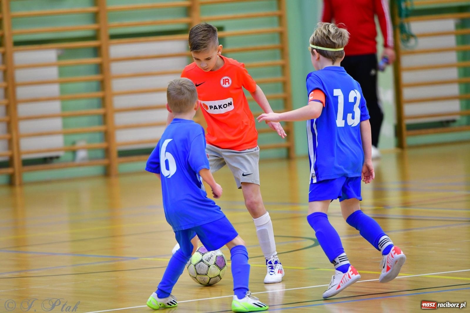 Zdjęcie w galerii na portalu naszraciborz.pl: Piłkarska rywalizacja rocznika 2016. Kolejny turniej fundacji Junior Trening [FOTO] wiadomości z regionu