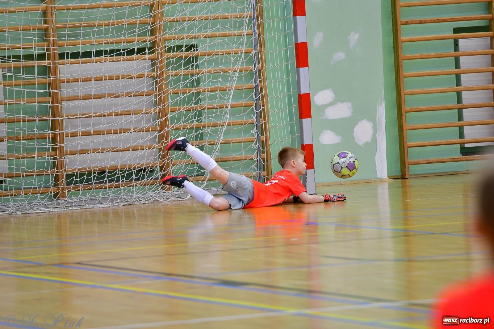 Zdjęcie w galerii na portalu naszraciborz.pl: Piłkarska rywalizacja rocznika 2016. Kolejny turniej fundacji Junior Trening [FOTO] wiadomości z regionu