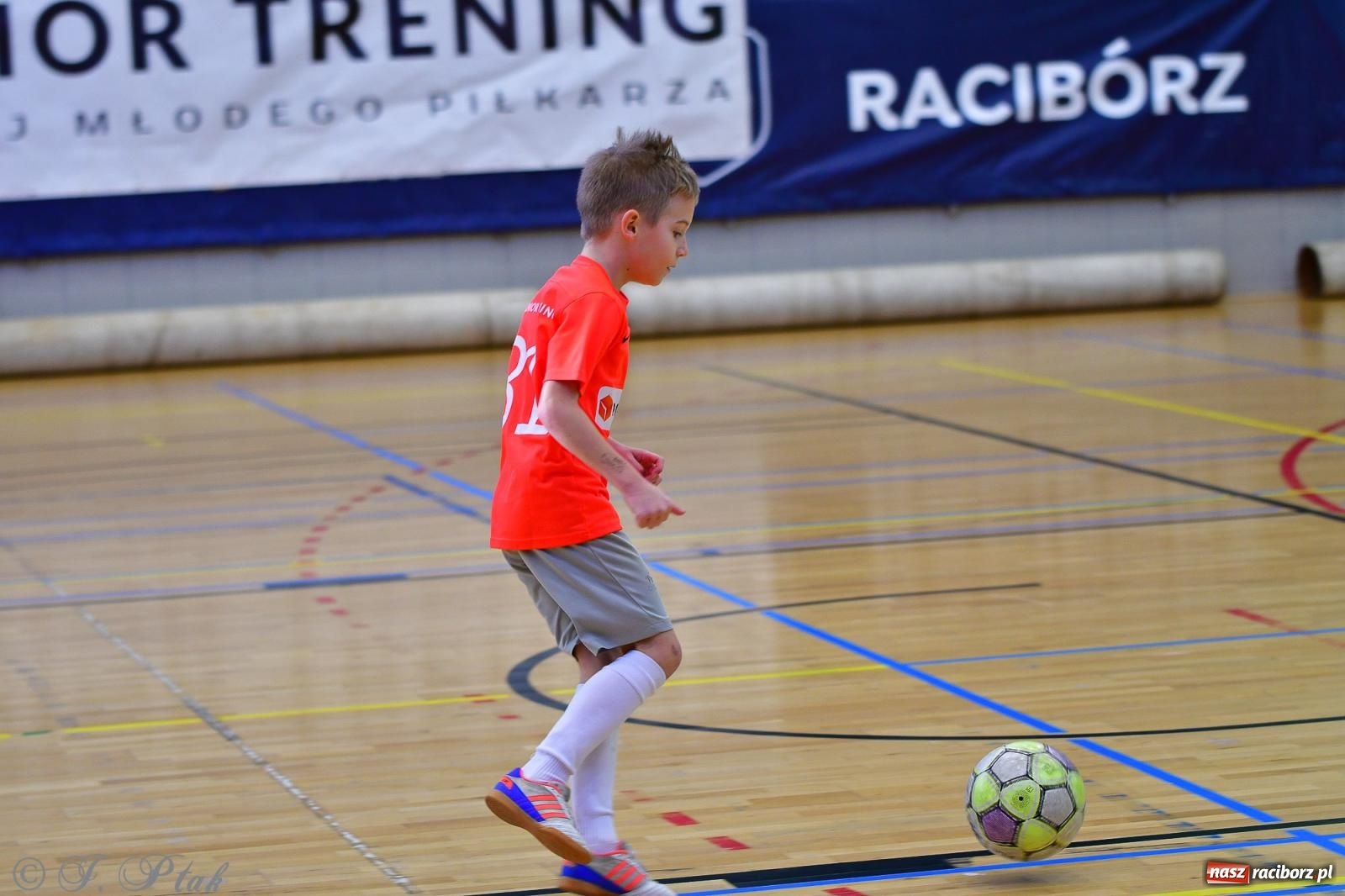 Zdjęcie w galerii na portalu naszraciborz.pl: Piłkarska rywalizacja rocznika 2016. Kolejny turniej fundacji Junior Trening [FOTO] wiadomości z regionu