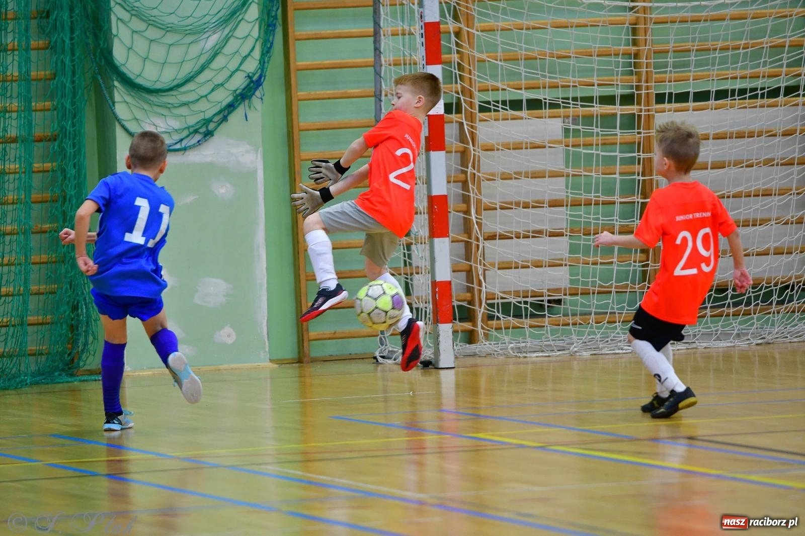 Zdjęcie w galerii na portalu naszraciborz.pl: Piłkarska rywalizacja rocznika 2016. Kolejny turniej fundacji Junior Trening [FOTO] wiadomości z regionu