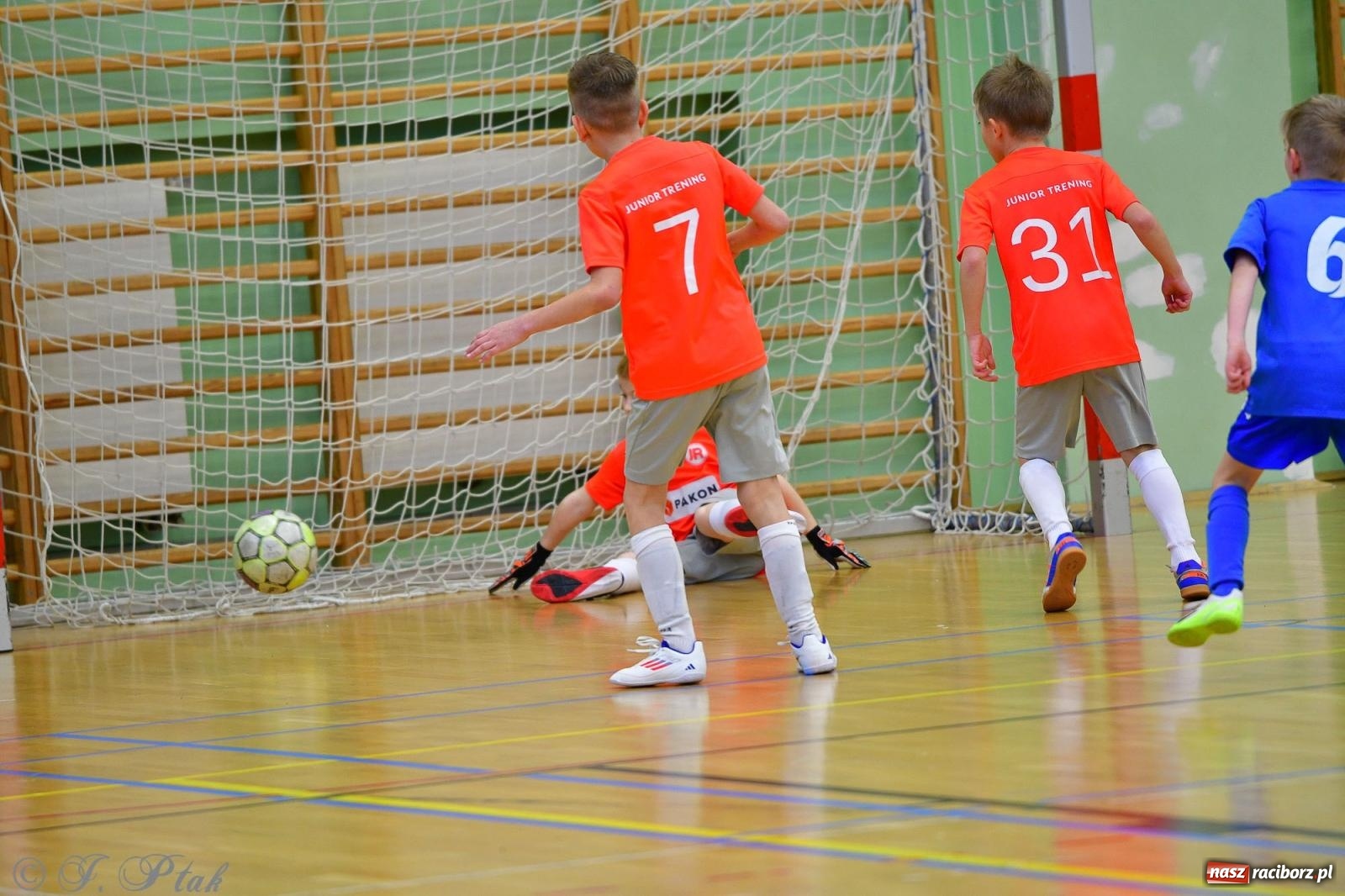 Zdjęcie w galerii na portalu naszraciborz.pl: Piłkarska rywalizacja rocznika 2016. Kolejny turniej fundacji Junior Trening [FOTO] wiadomości z regionu