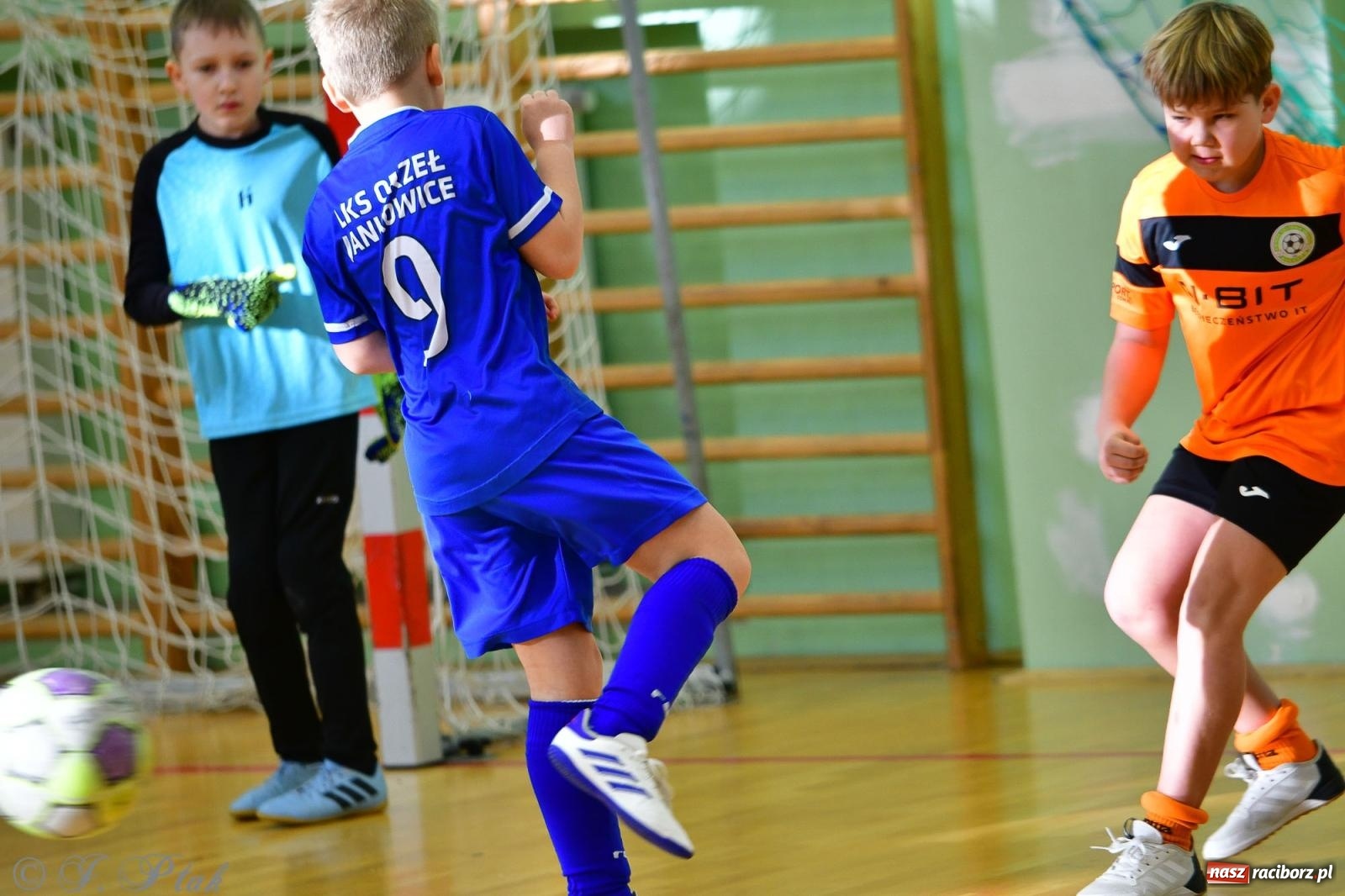 Zdjęcie w galerii na portalu naszraciborz.pl: Piłkarska rywalizacja rocznika 2016. Kolejny turniej fundacji Junior Trening [FOTO] wiadomości z regionu