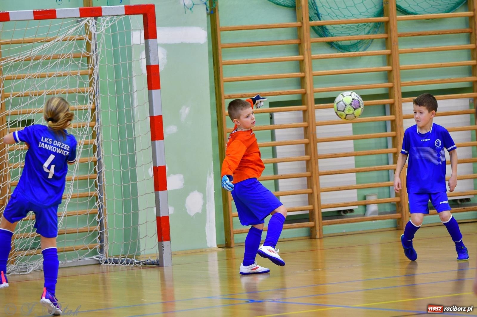 Zdjęcie w galerii na portalu naszraciborz.pl: Piłkarska rywalizacja rocznika 2016. Kolejny turniej fundacji Junior Trening [FOTO] wiadomości z regionu