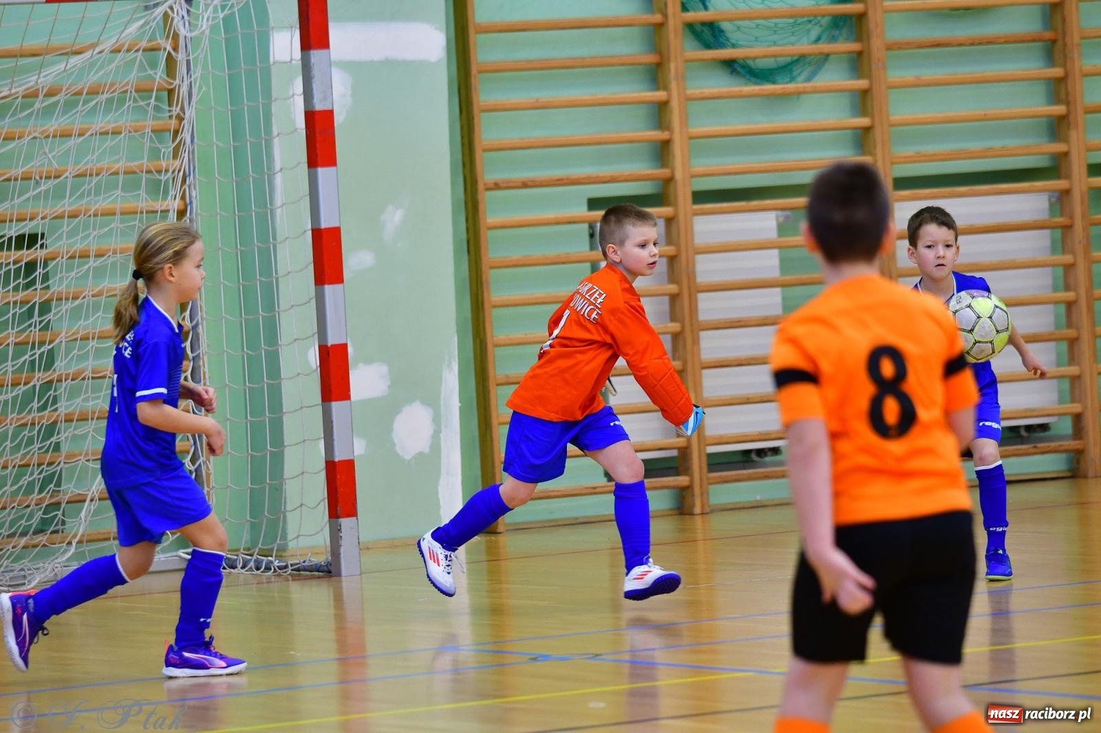 Zdjęcie w galerii na portalu naszraciborz.pl: Piłkarska rywalizacja rocznika 2016. Kolejny turniej fundacji Junior Trening [FOTO] wiadomości z regionu