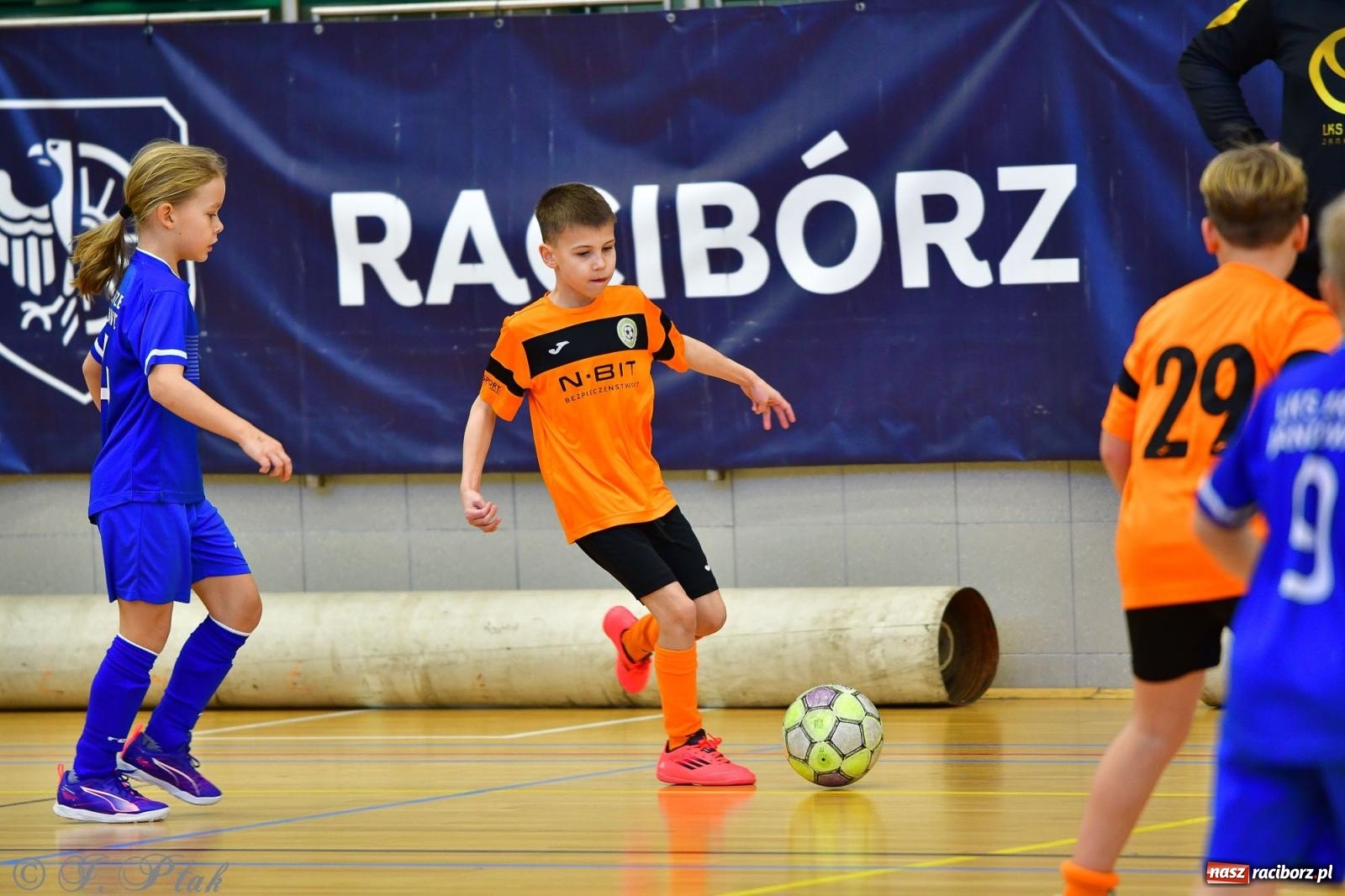 Zdjęcie w galerii na portalu naszraciborz.pl: Piłkarska rywalizacja rocznika 2016. Kolejny turniej fundacji Junior Trening [FOTO] wiadomości z regionu