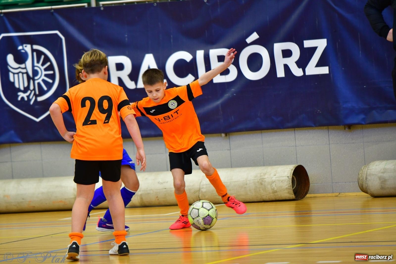 Zdjęcie w galerii na portalu naszraciborz.pl: Piłkarska rywalizacja rocznika 2016. Kolejny turniej fundacji Junior Trening [FOTO] wiadomości z regionu