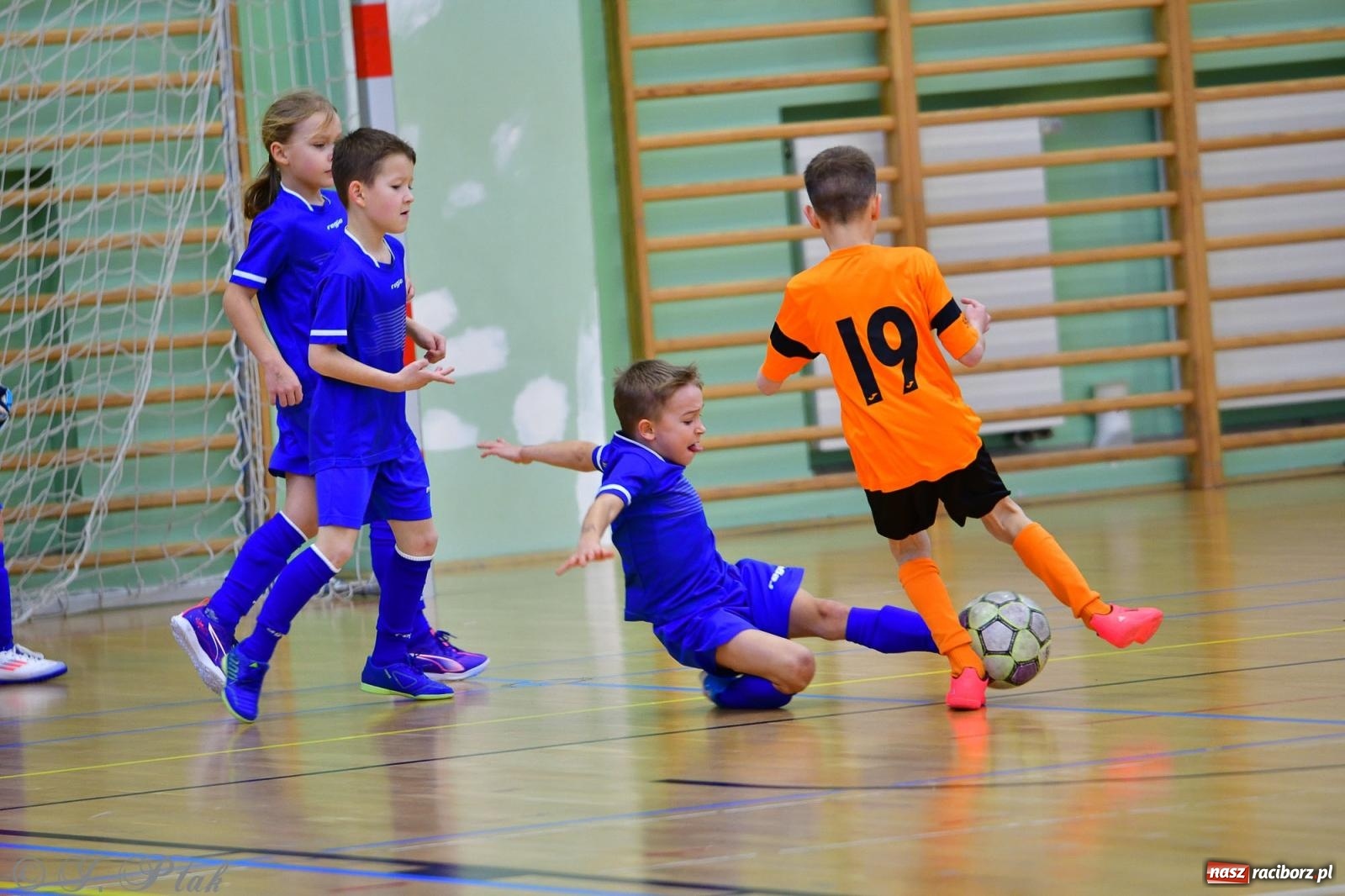 Zdjęcie w galerii na portalu naszraciborz.pl: Piłkarska rywalizacja rocznika 2016. Kolejny turniej fundacji Junior Trening [FOTO] wiadomości z regionu