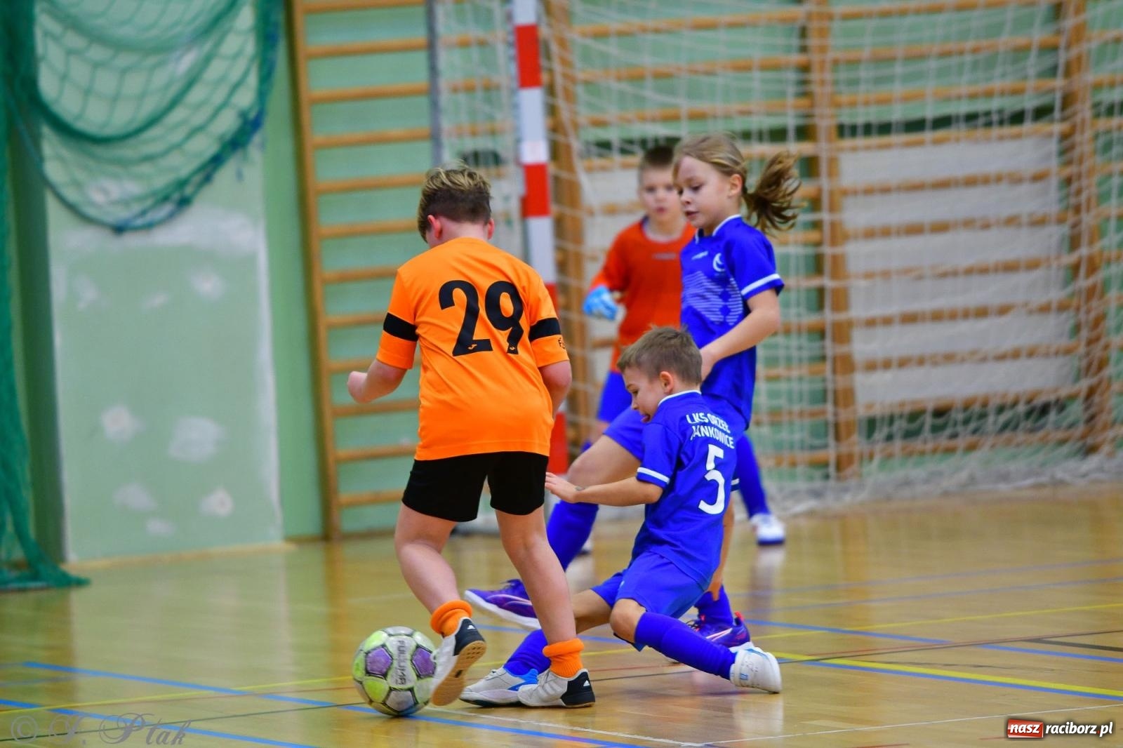 Zdjęcie w galerii na portalu naszraciborz.pl: Piłkarska rywalizacja rocznika 2016. Kolejny turniej fundacji Junior Trening [FOTO] wiadomości z regionu