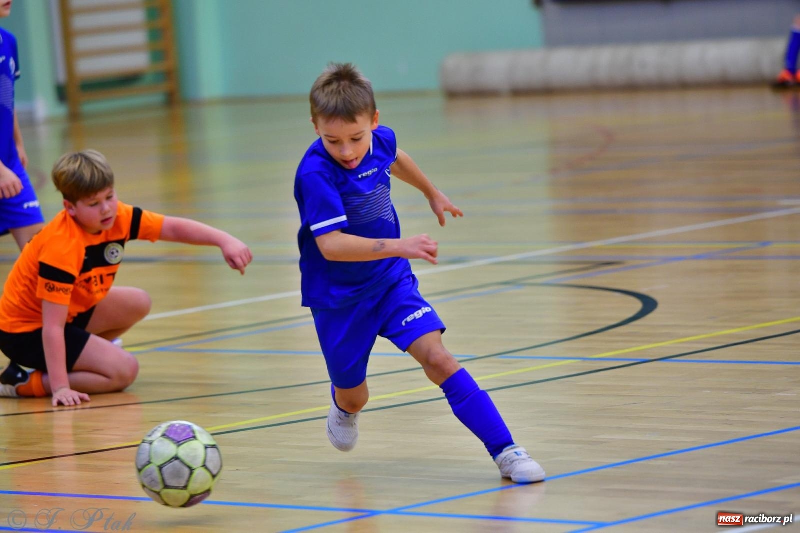Zdjęcie w galerii na portalu naszraciborz.pl: Piłkarska rywalizacja rocznika 2016. Kolejny turniej fundacji Junior Trening [FOTO] wiadomości z regionu