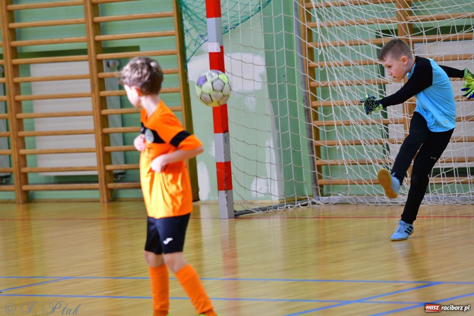 Zdjęcie w galerii na portalu naszraciborz.pl: Piłkarska rywalizacja rocznika 2016. Kolejny turniej fundacji Junior Trening [FOTO] wiadomości z regionu