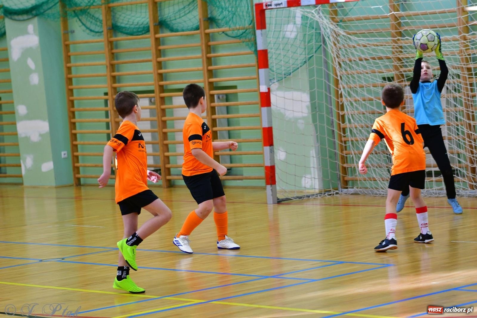 Zdjęcie w galerii na portalu naszraciborz.pl: Piłkarska rywalizacja rocznika 2016. Kolejny turniej fundacji Junior Trening [FOTO] wiadomości z regionu