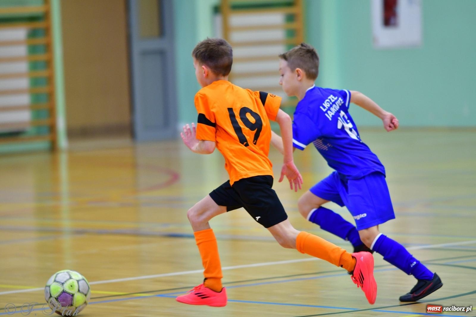 Zdjęcie w galerii na portalu naszraciborz.pl: Piłkarska rywalizacja rocznika 2016. Kolejny turniej fundacji Junior Trening [FOTO] wiadomości z regionu