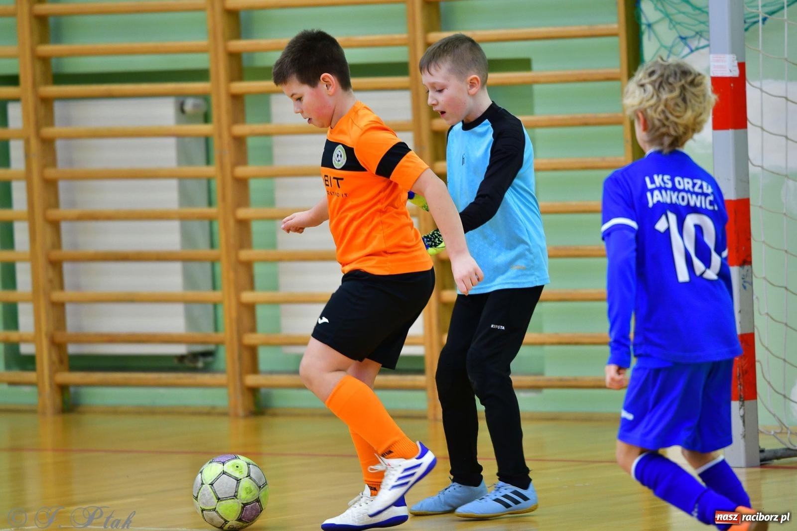 Zdjęcie w galerii na portalu naszraciborz.pl: Piłkarska rywalizacja rocznika 2016. Kolejny turniej fundacji Junior Trening [FOTO] wiadomości z regionu