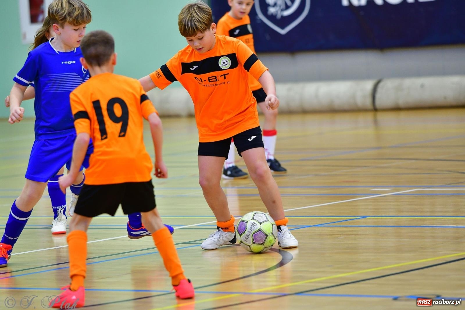 Zdjęcie w galerii na portalu naszraciborz.pl: Piłkarska rywalizacja rocznika 2016. Kolejny turniej fundacji Junior Trening [FOTO] wiadomości z regionu