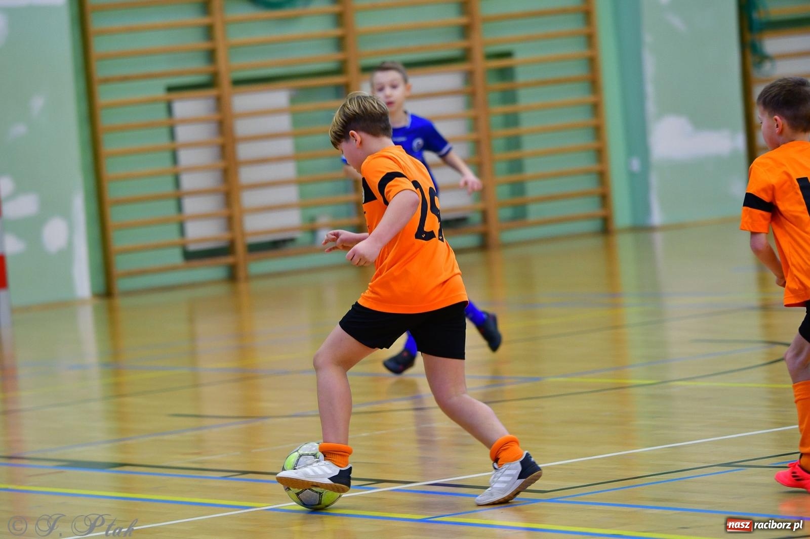 Zdjęcie w galerii na portalu naszraciborz.pl: Piłkarska rywalizacja rocznika 2016. Kolejny turniej fundacji Junior Trening [FOTO] wiadomości z regionu