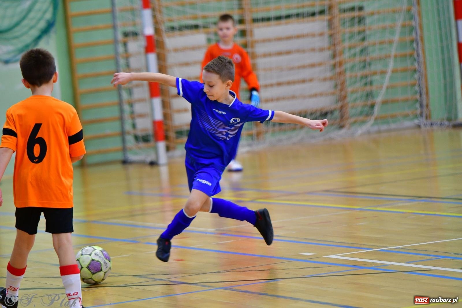 Zdjęcie w galerii na portalu naszraciborz.pl: Piłkarska rywalizacja rocznika 2016. Kolejny turniej fundacji Junior Trening [FOTO] wiadomości z regionu