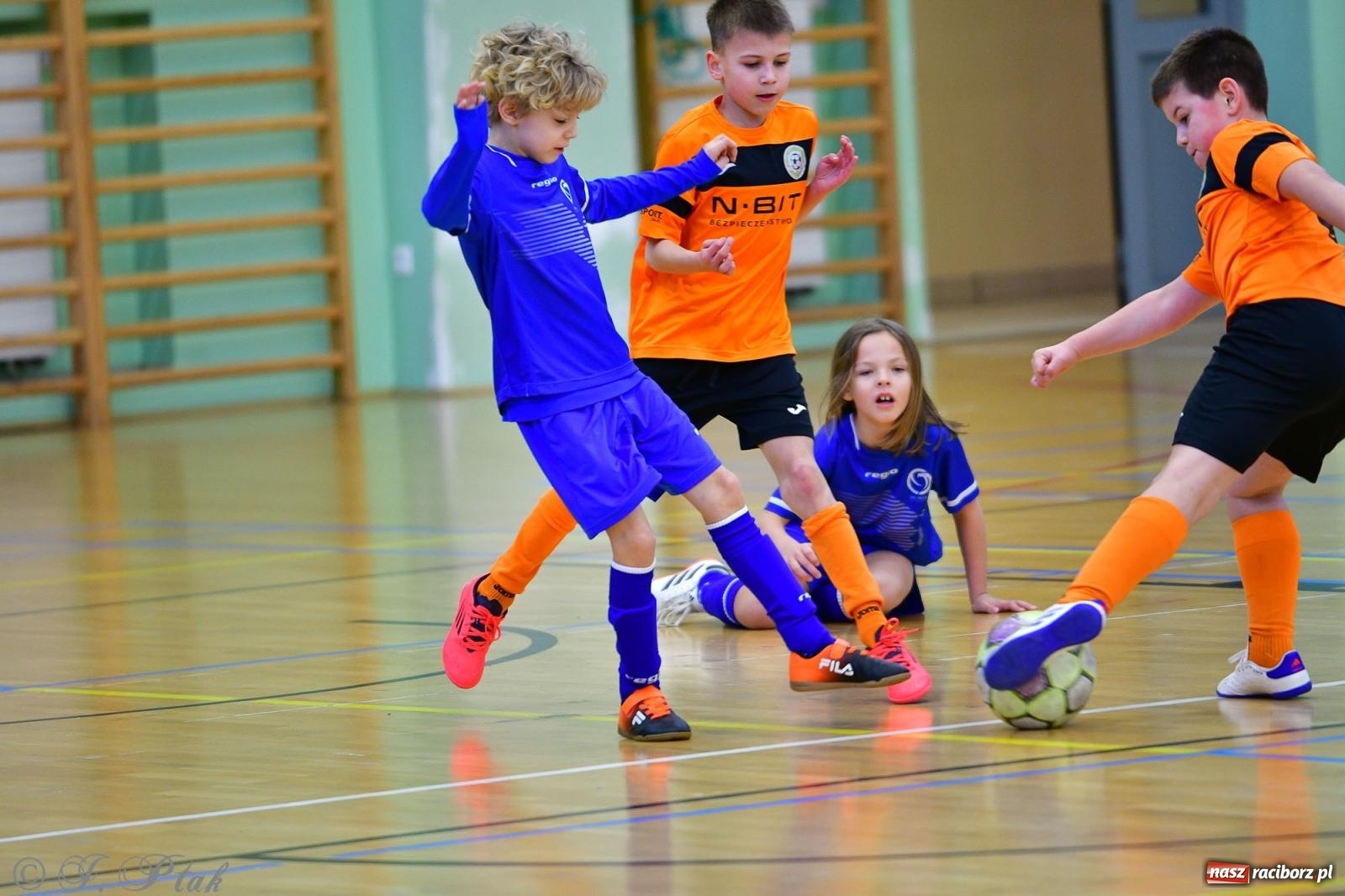 Zdjęcie w galerii na portalu naszraciborz.pl: Piłkarska rywalizacja rocznika 2016. Kolejny turniej fundacji Junior Trening [FOTO] wiadomości z regionu