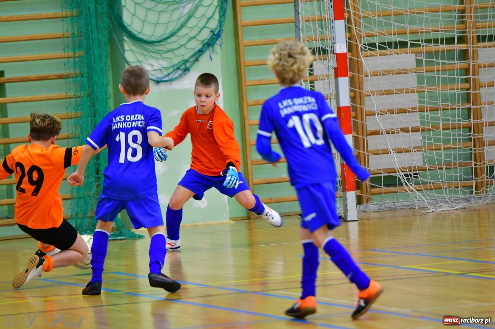 Zdjęcie w galerii na portalu naszraciborz.pl: Piłkarska rywalizacja rocznika 2016. Kolejny turniej fundacji Junior Trening [FOTO] wiadomości z regionu