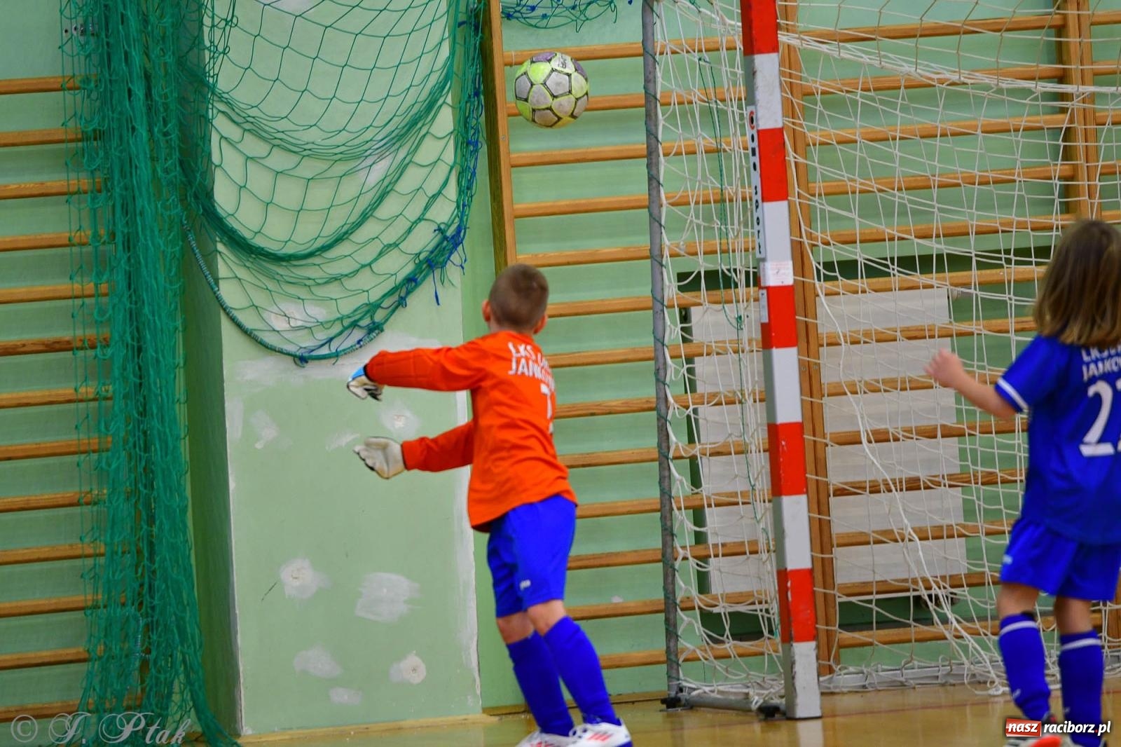 Zdjęcie w galerii na portalu naszraciborz.pl: Piłkarska rywalizacja rocznika 2016. Kolejny turniej fundacji Junior Trening [FOTO] wiadomości z regionu
