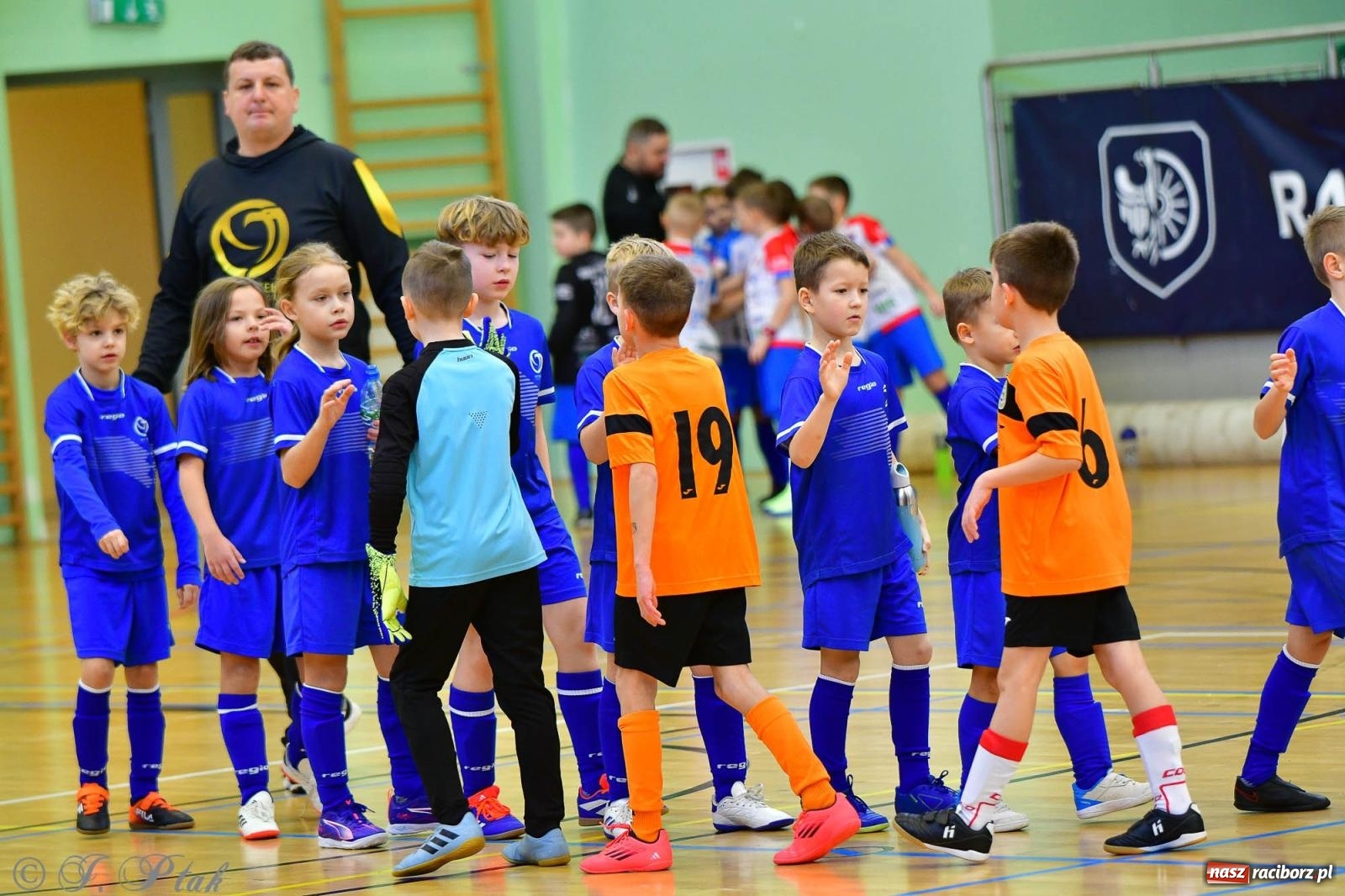 Zdjęcie w galerii na portalu naszraciborz.pl: Piłkarska rywalizacja rocznika 2016. Kolejny turniej fundacji Junior Trening [FOTO] wiadomości z regionu