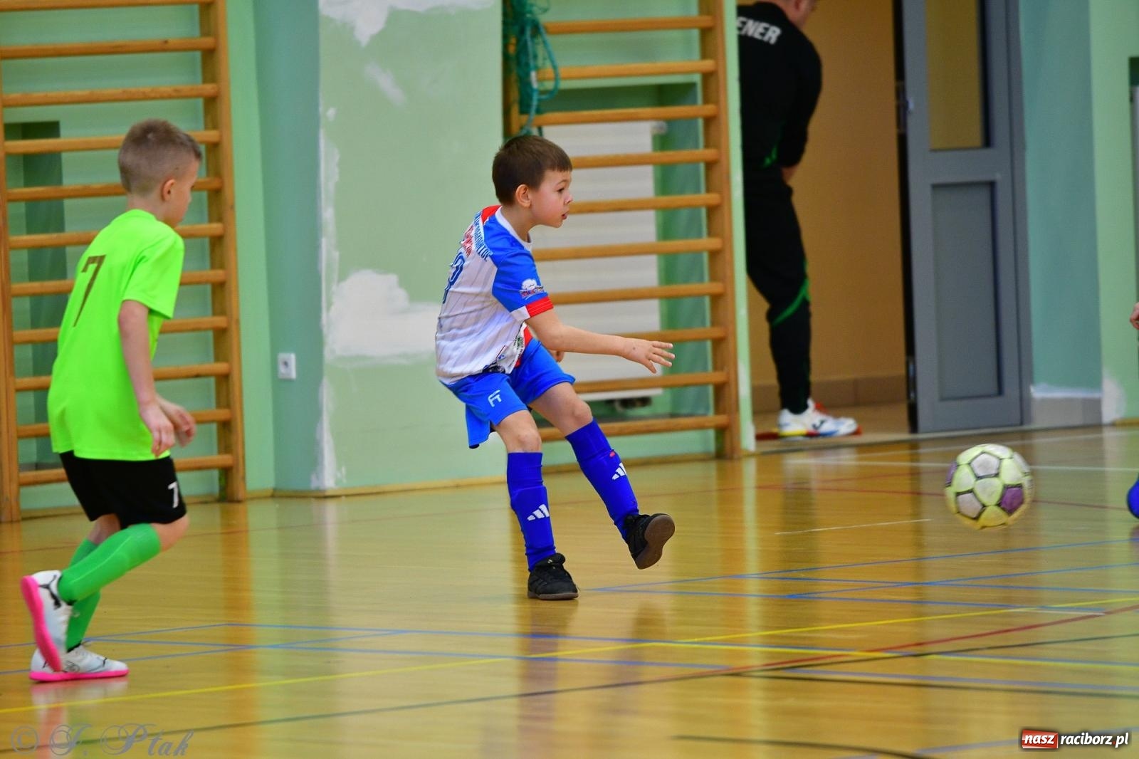 Zdjęcie w galerii na portalu naszraciborz.pl: Piłkarska rywalizacja rocznika 2016. Kolejny turniej fundacji Junior Trening [FOTO] wiadomości z regionu