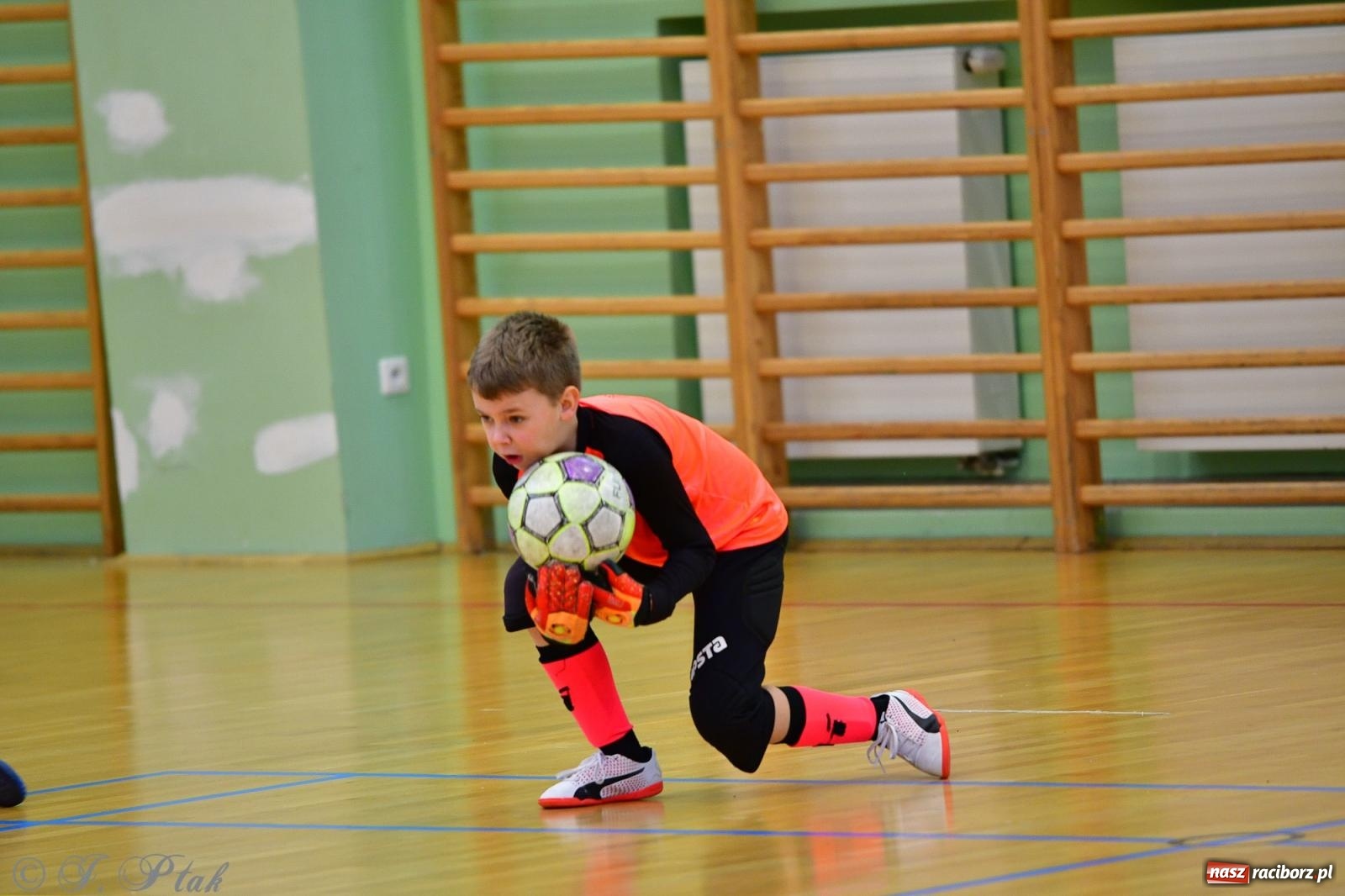 Zdjęcie w galerii na portalu naszraciborz.pl: Piłkarska rywalizacja rocznika 2016. Kolejny turniej fundacji Junior Trening [FOTO] wiadomości z regionu