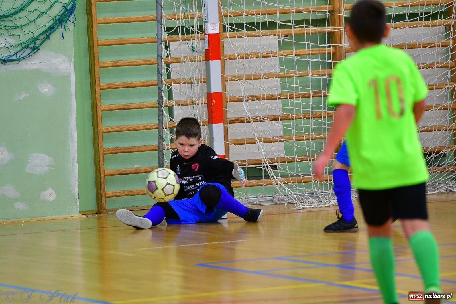 Zdjęcie w galerii na portalu naszraciborz.pl: Piłkarska rywalizacja rocznika 2016. Kolejny turniej fundacji Junior Trening [FOTO] wiadomości z regionu