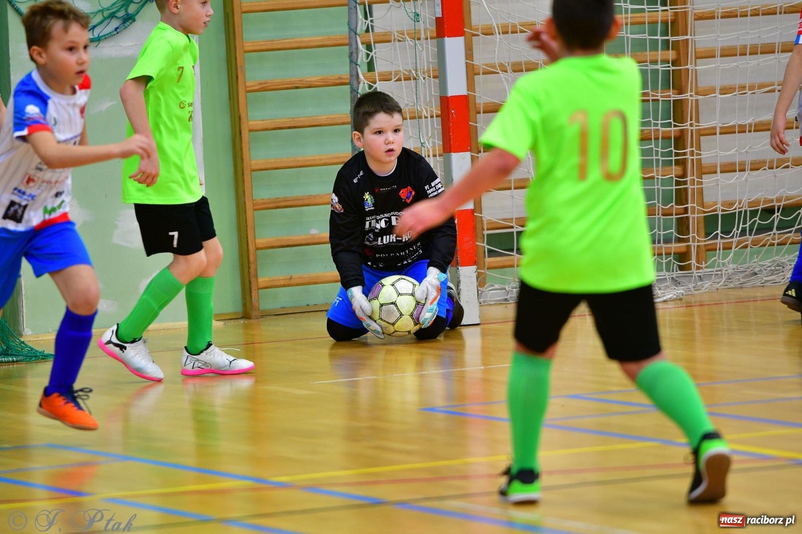 Zdjęcie w galerii na portalu naszraciborz.pl: Piłkarska rywalizacja rocznika 2016. Kolejny turniej fundacji Junior Trening [FOTO] wiadomości z regionu