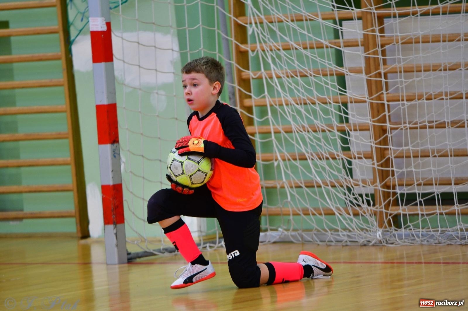 Zdjęcie w galerii na portalu naszraciborz.pl: Piłkarska rywalizacja rocznika 2016. Kolejny turniej fundacji Junior Trening [FOTO] wiadomości z regionu