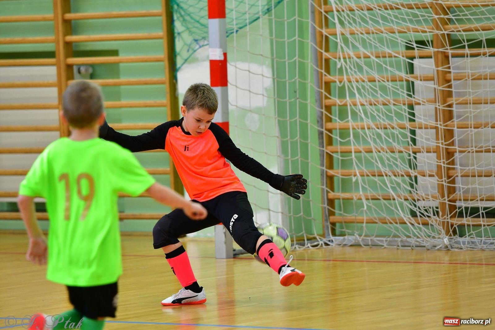 Zdjęcie w galerii na portalu naszraciborz.pl: Piłkarska rywalizacja rocznika 2016. Kolejny turniej fundacji Junior Trening [FOTO] wiadomości z regionu