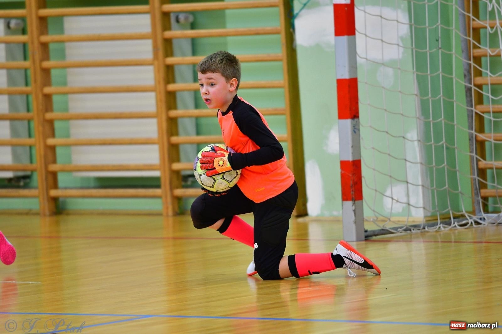 Zdjęcie w galerii na portalu naszraciborz.pl: Piłkarska rywalizacja rocznika 2016. Kolejny turniej fundacji Junior Trening [FOTO] wiadomości z regionu