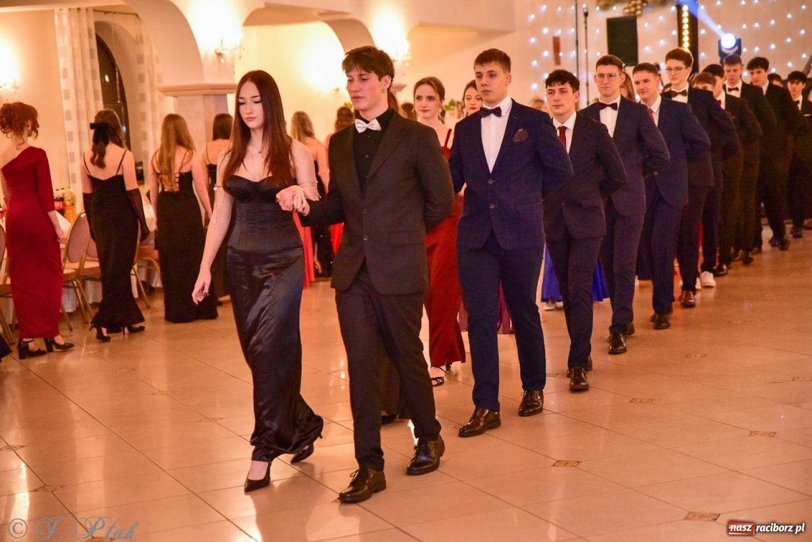 Zdjęcie w galerii na portalu naszraciborz.pl: Studniówka II LO w Raciborzu na bis: polonez, humor i tradycja [FOTO] wiadomości z regionu