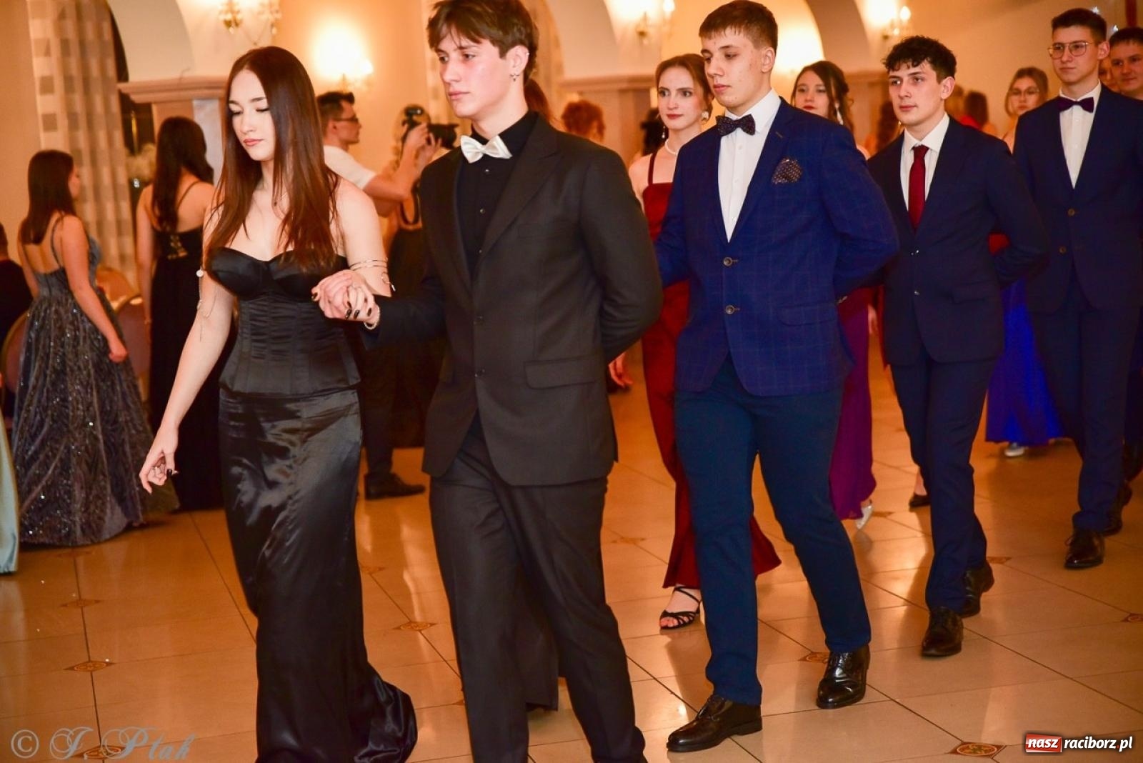 Zdjęcie w galerii na portalu naszraciborz.pl: Studniówka II LO w Raciborzu na bis: polonez, humor i tradycja [FOTO] wiadomości z regionu