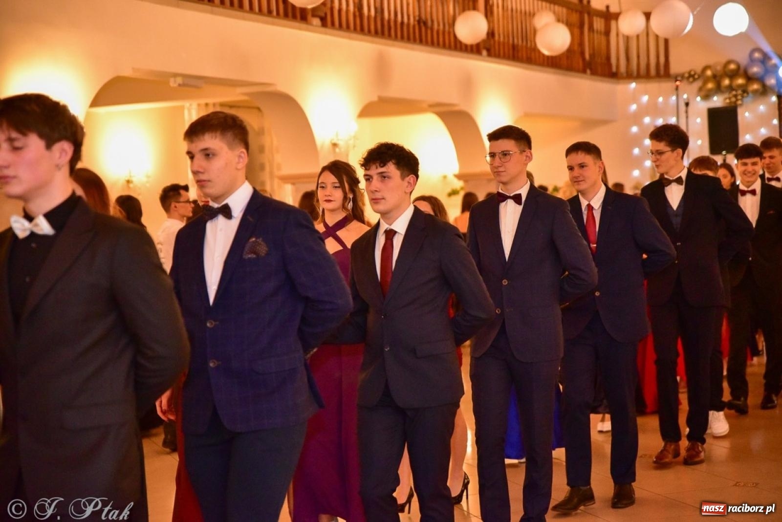 Zdjęcie w galerii na portalu naszraciborz.pl: Studniówka II LO w Raciborzu na bis: polonez, humor i tradycja [FOTO] wiadomości z regionu