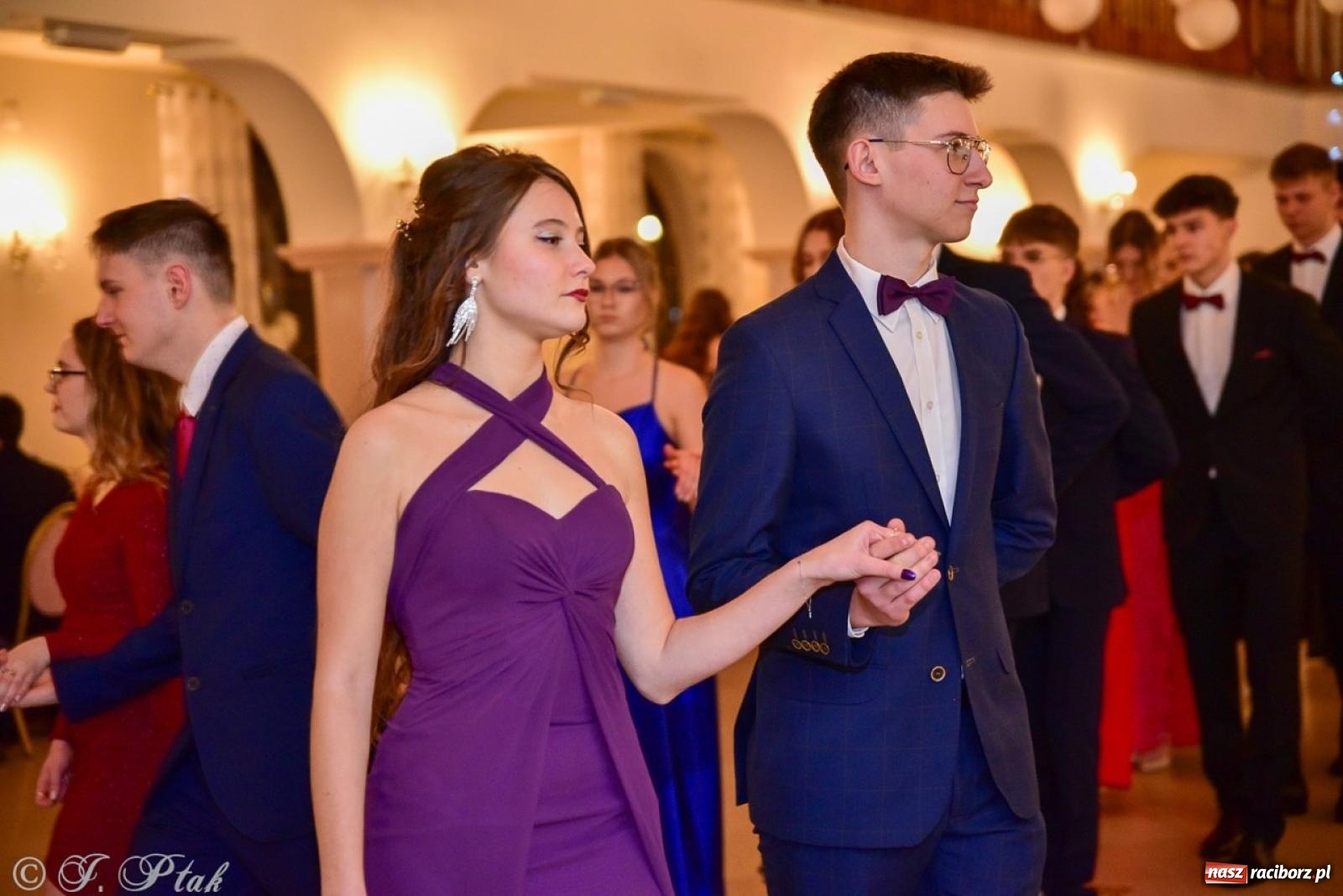 Zdjęcie w galerii na portalu naszraciborz.pl: Studniówka II LO w Raciborzu na bis: polonez, humor i tradycja [FOTO] wiadomości z regionu