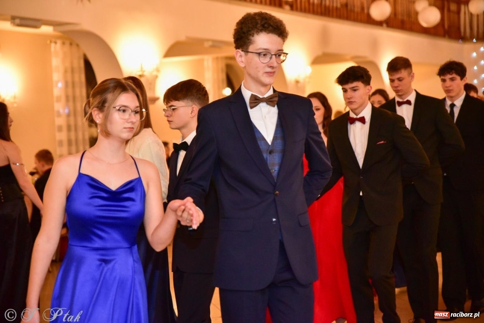 Zdjęcie w galerii na portalu naszraciborz.pl: Studniówka II LO w Raciborzu na bis: polonez, humor i tradycja [FOTO] wiadomości z regionu