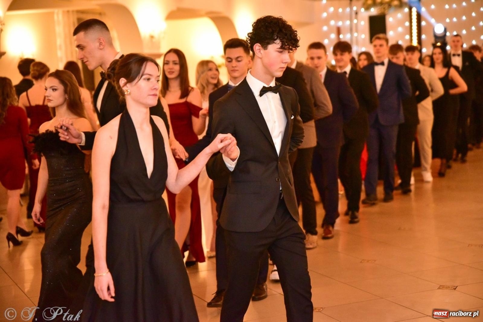 Zdjęcie w galerii na portalu naszraciborz.pl: Studniówka II LO w Raciborzu na bis: polonez, humor i tradycja [FOTO] wiadomości z regionu