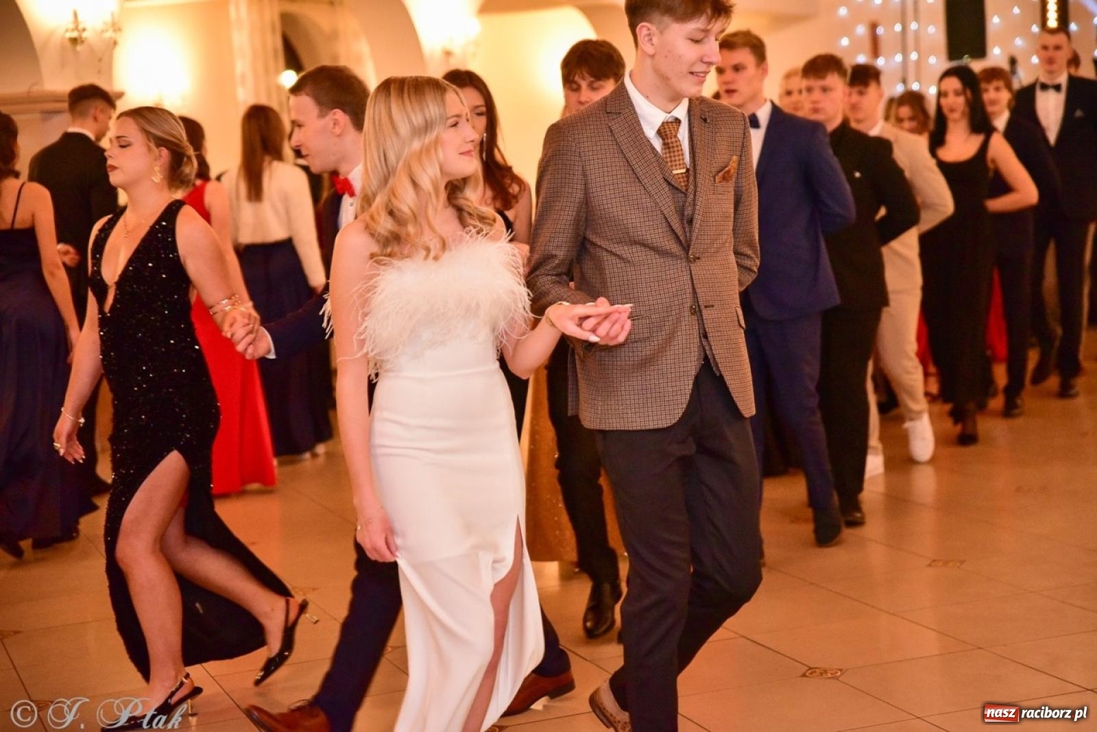 Zdjęcie w galerii na portalu naszraciborz.pl: Studniówka II LO w Raciborzu na bis: polonez, humor i tradycja [FOTO] wiadomości z regionu