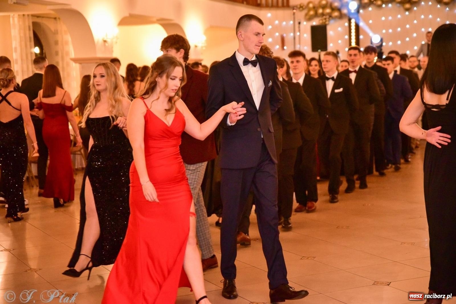 Zdjęcie w galerii na portalu naszraciborz.pl: Studniówka II LO w Raciborzu na bis: polonez, humor i tradycja [FOTO] wiadomości z regionu