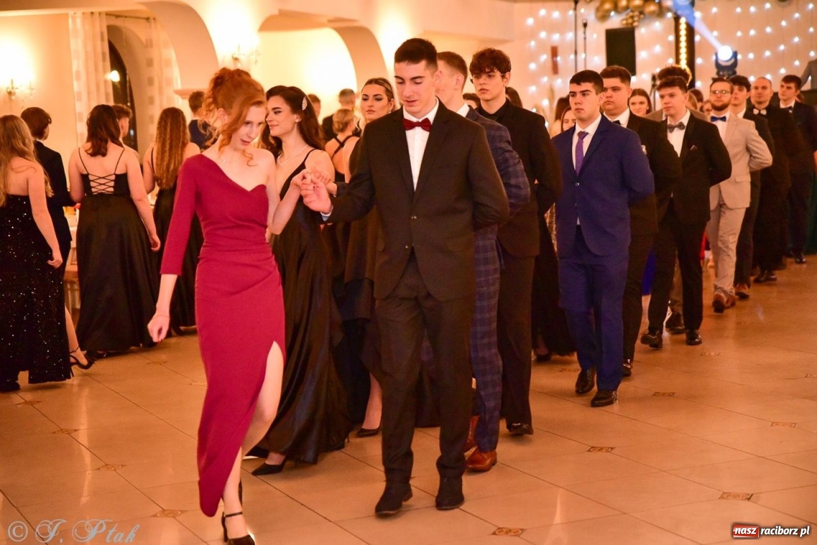 Zdjęcie w galerii na portalu naszraciborz.pl: Studniówka II LO w Raciborzu na bis: polonez, humor i tradycja [FOTO] wiadomości z regionu